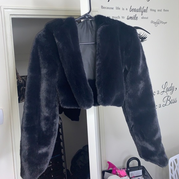 Hooded Fur - Picture 1 of 2